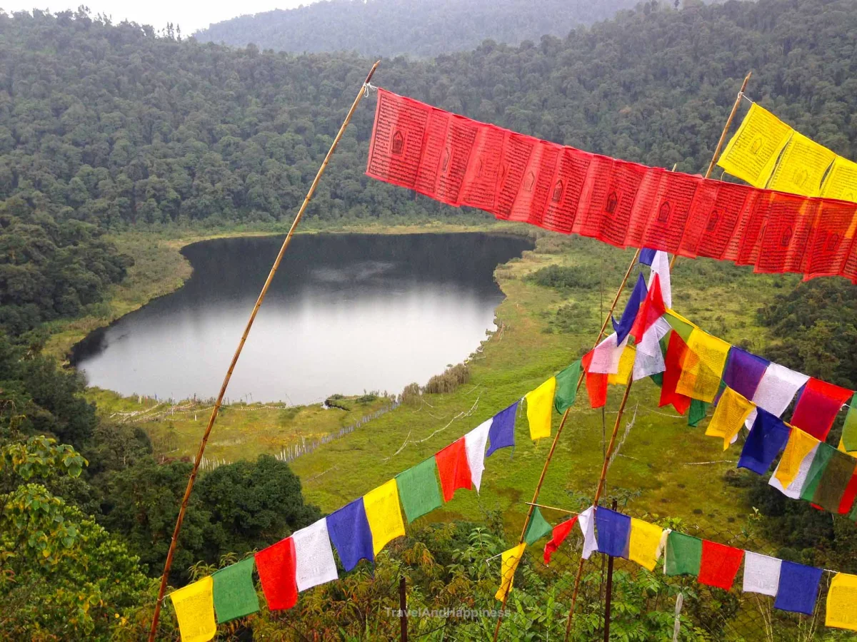 Exploring the Tranquil Lakes Near Wangdue Dzong