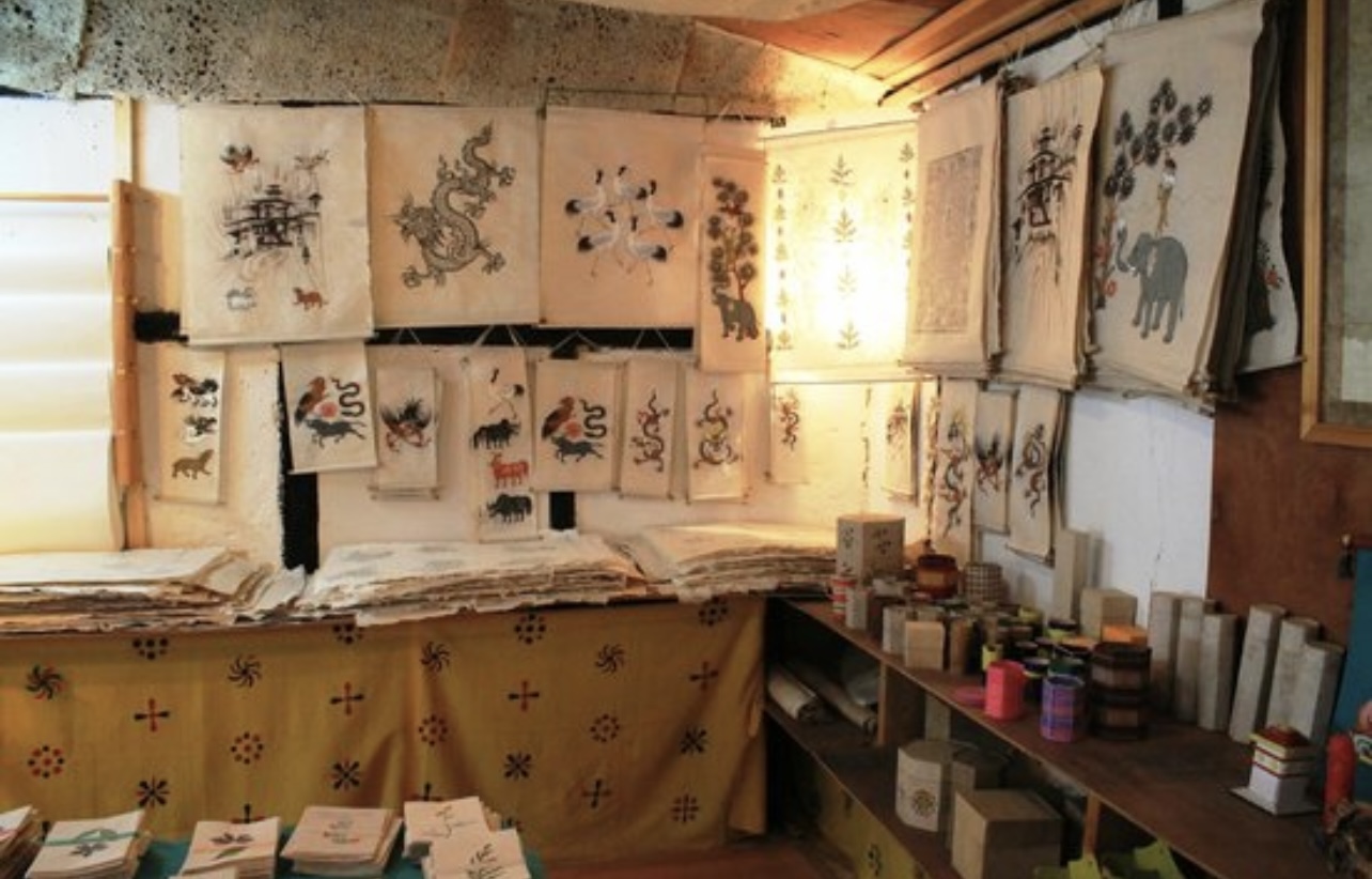 Exploring the Timeless Bhutanese Arts and Crafts Through a Bhutan Luxury Tour